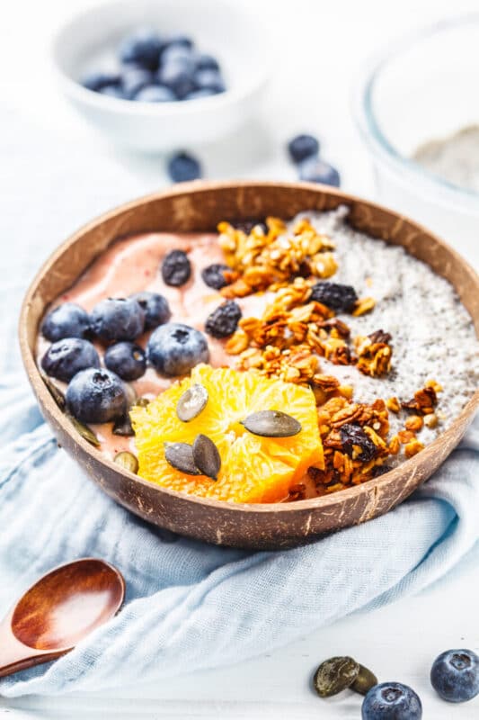 Breakfast smoothie bowl with chia pudding, berries and granola i